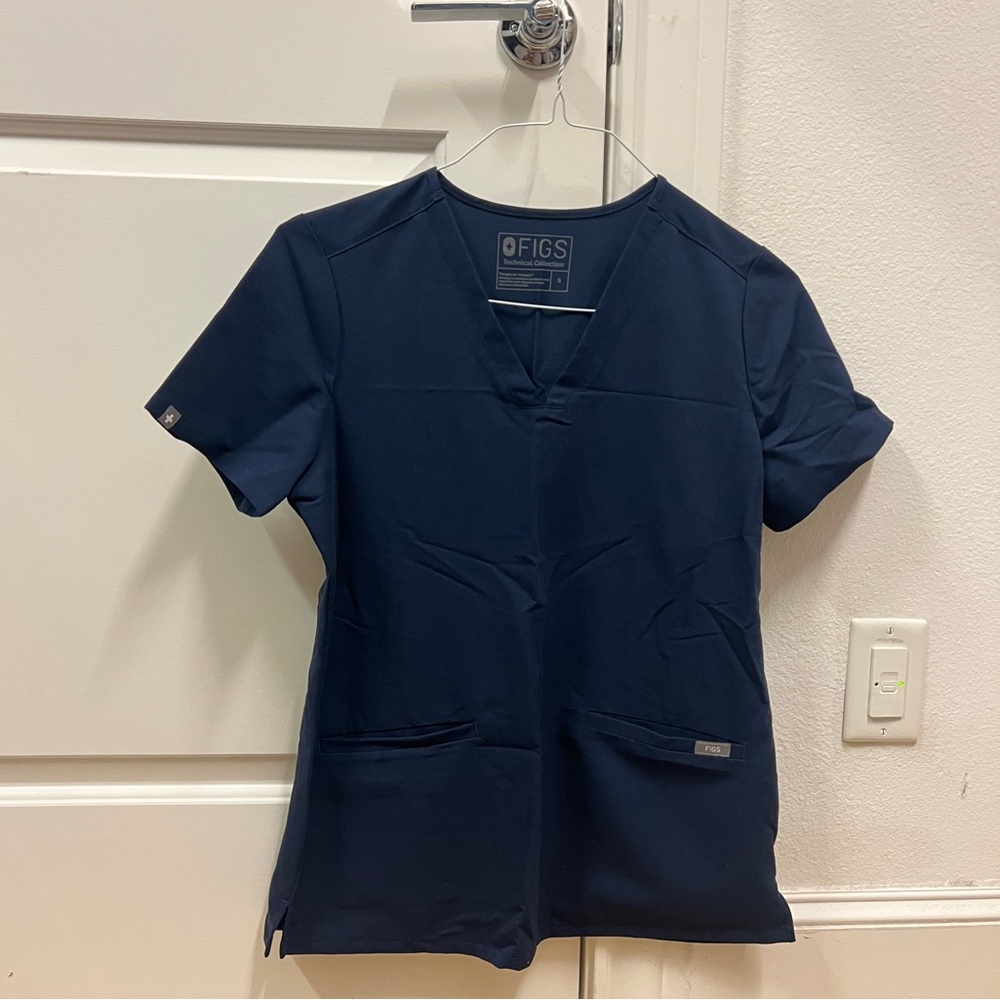 FIGS Casma 3 Pocket Scrub Top Navy